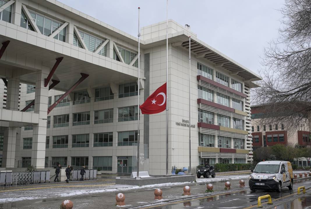 TBMM'deki bütün bayraklar yarıya indirilirken o bayrağa dokunulmadı! Bakın neden... 15